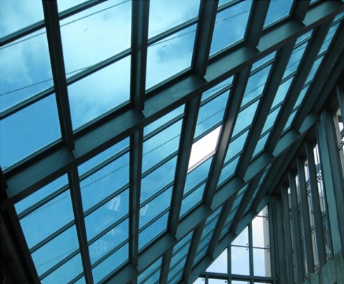 Self-Tinting SolarSmart Glass with Suntuitive Interlayer